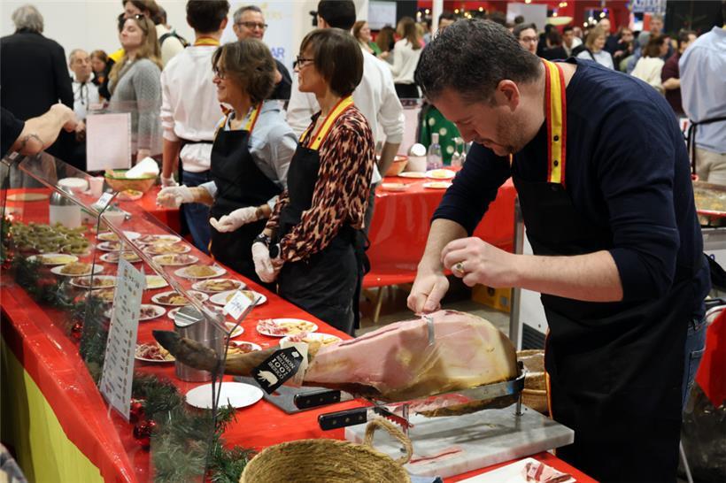 Am spanischen Stand war Fingerfertigkeit gefragt: Die traditionellen Schinkensch...