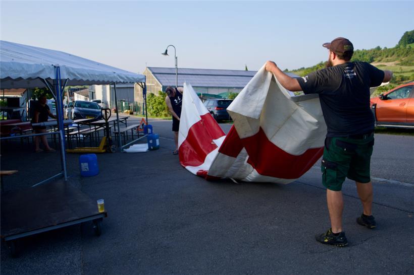 Am vergangenen Mittwoch wurden Zelte, Tische usw. gemeinsam aufgebaut
