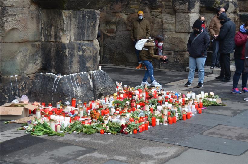Am zentralen Trauerort an der Porta Nigra hatten Bürger am Mittwoch bis in die späten Abendstunden Kerzen aufgestellt und angezündet
