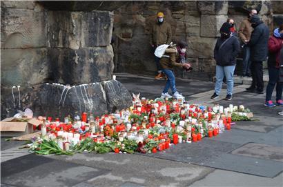 Am zentralen Trauerort an der Porta Nigra hatten Bürger am Mittwoch bis in die späten Abendstunden Kerzen aufgestellt und angezündet
