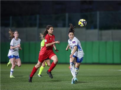 Amal Cherkane in rotem Trikot wird wegen Rückenproblemen während des Spiels ausgewechselt