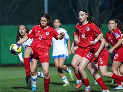 Amal Cherkane und Team kämpfen unter starkem Druck in spannender Wettkampfszene