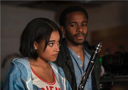 Amandla Stenberg et André Holland dans „The Eddy“ 
