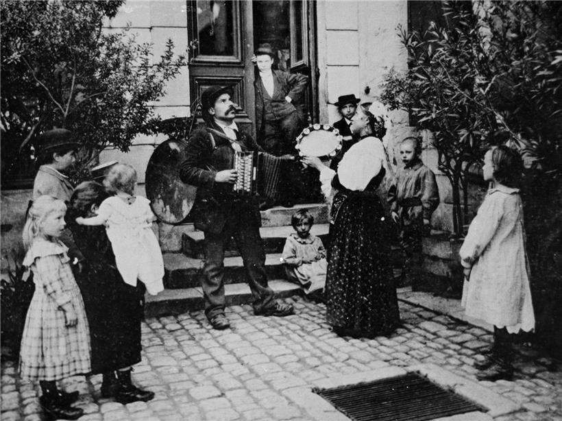 Ambulante Musikertruppe bei der Schueberfouer 1898, historische Aufnahme von Fotograf Charles Bernhoeft