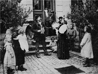 Ambulante Musikertruppe bei der Schueberfouer 1898, historische Aufnahme von Fotograf Charles Bernhoeft