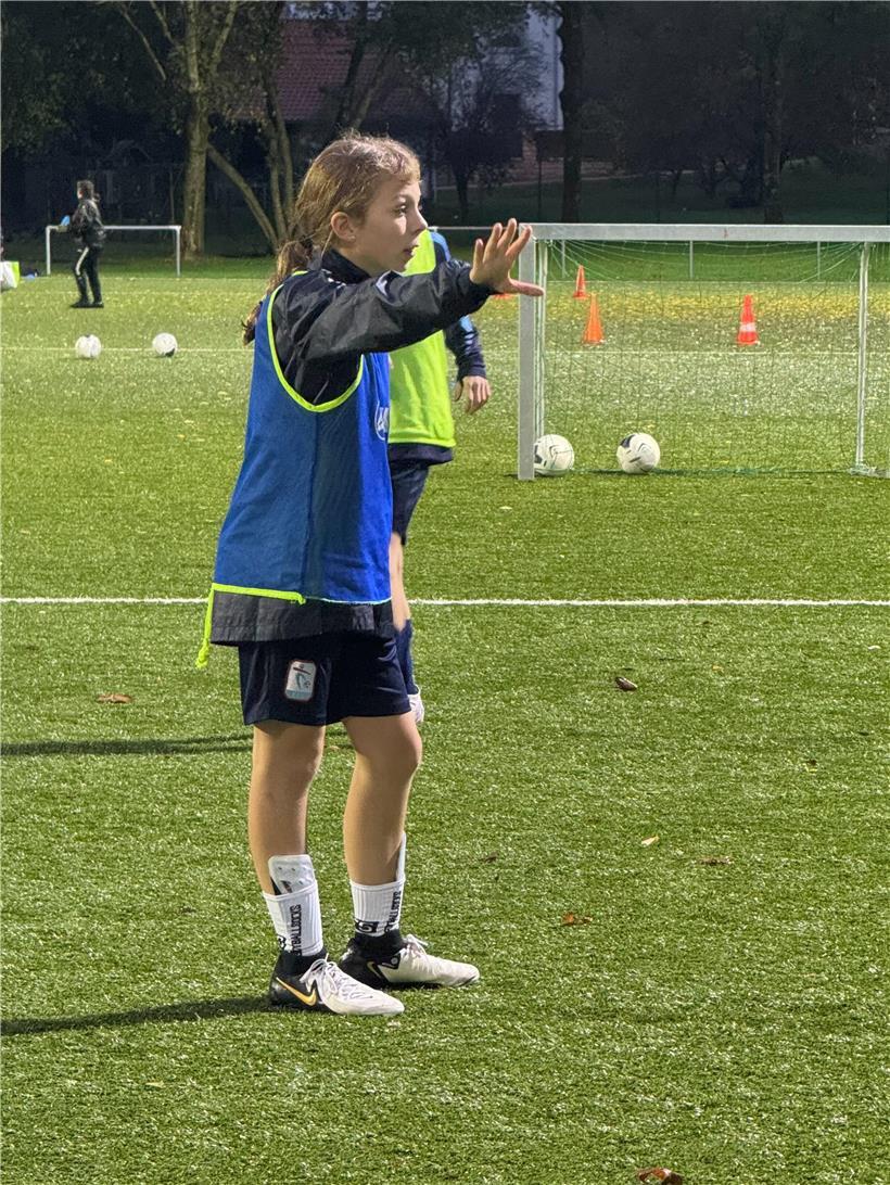Amélie beim Fußballtraining auf dem Sportplatz, mehrmals wöchentlich aktiv und engagiert beim Jugendfußball