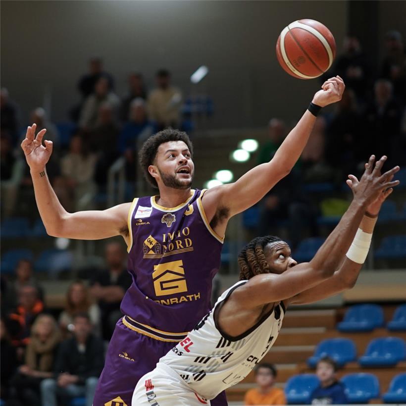 Amicale-Profi Alex Reese (in Lila) ist derzeit der beste defensive Rebounder der Liga
