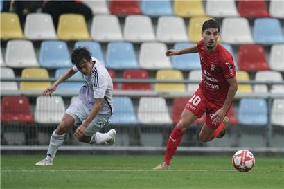 Amine Naïfi (r.) war am Donnerstag einer der besten Spieler auf dem Platz

