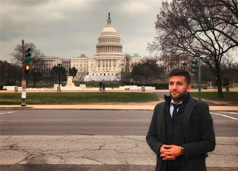 Amir Vesali vor dem Capitol Hill in Washington D.C.
