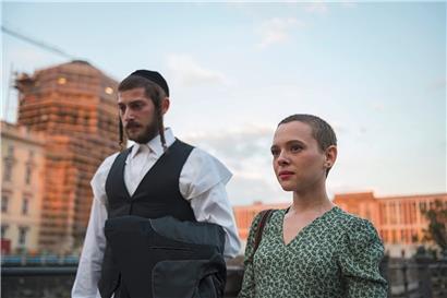Amit Rahav et Shira Haas dans la mini-série „Unorthodox“
