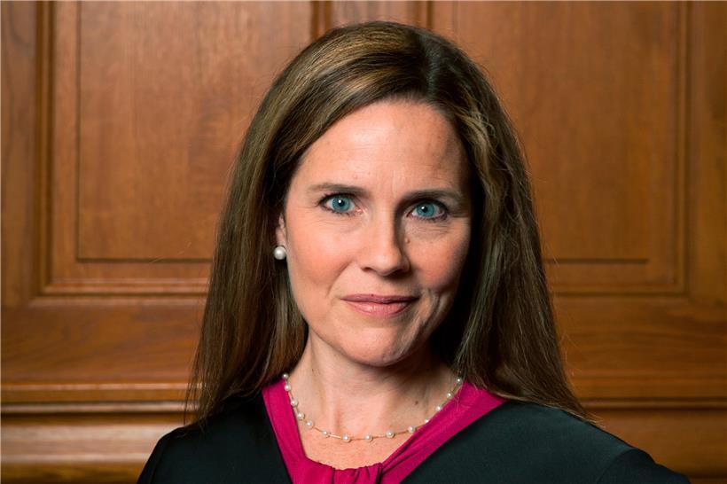 Amy Coney Barrett, Richterin in den USA, lächelt. Die konservative Juristin wurde als Nachfolgerin der verstorbenen Richterin Ruth Bader Ginsburg am Obersten Gericht der USA bestätigt. 
