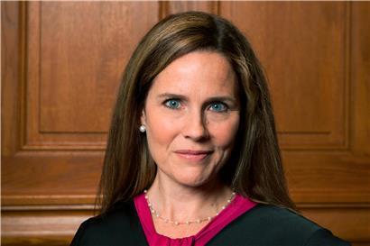 Amy Coney Barrett, Richterin in den USA, lächelt. Die konservative Juristin wurde als Nachfolgerin der verstorbenen Richterin Ruth Bader Ginsburg am Obersten Gericht der USA bestätigt. 
