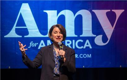  Amy Klobucha hat ihren Präsidentschaftswahlkampf beendet. 
