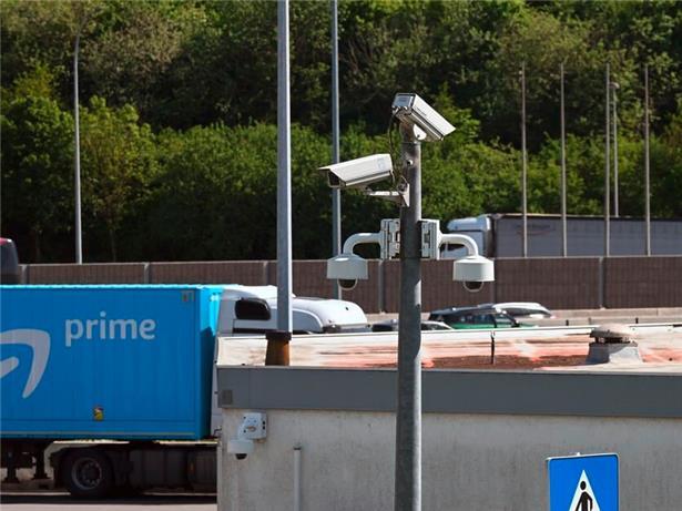 An Autobahntankstellen gibt es schon heute Überwachungskameras, wie hier bei der Aire de Berchem
