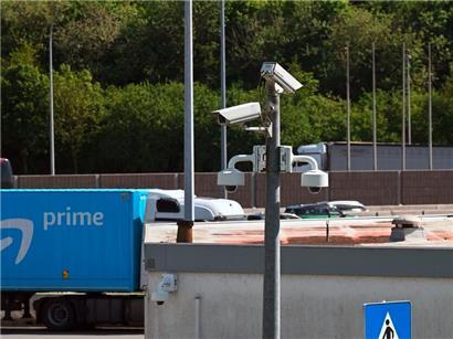 An Autobahntankstellen gibt es schon heute Überwachungskameras, wie hier bei der Aire de Berchem
