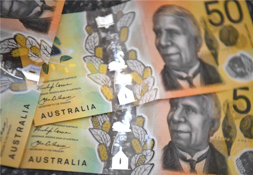 An Banknoten würden die Viren lange überleben, heißt es in einer Studie australischer Wissenschaftler, die allerdings stark kritisiert wird

