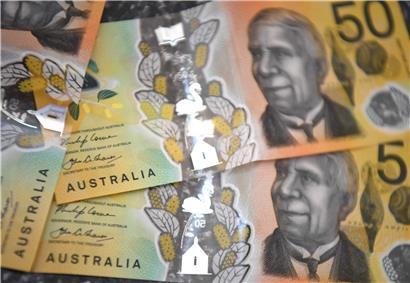 An Banknoten würden die Viren lange überleben, heißt es in einer Studie australischer Wissenschaftler, die allerdings stark kritisiert wird
