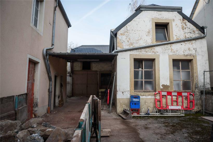 An das Wirtshaus schließen sich weitere historische Gebäude an