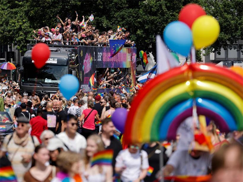 Rund 300.000 Menschen ziehen bei Hamburger CSD-Demonstration durch die Stadt An dem Umzug beteiligten sich knapp 60 Trucks und knapp 80 Fußgruppen