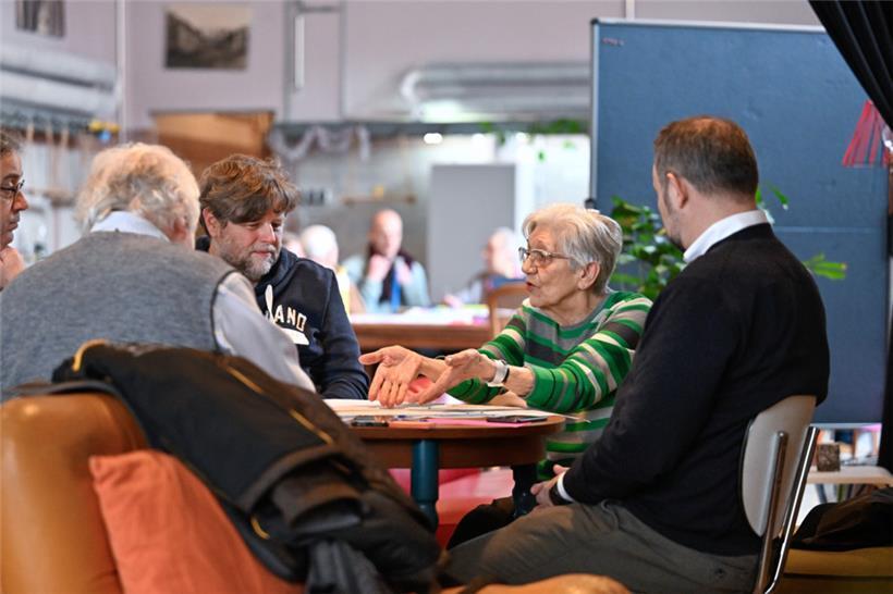 An den Rundtischgesprächen nahmen Personen verschiedener Altersgruppen teil

