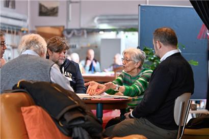 An den Rundtischgesprächen nahmen Personen verschiedener Altersgruppen teil
