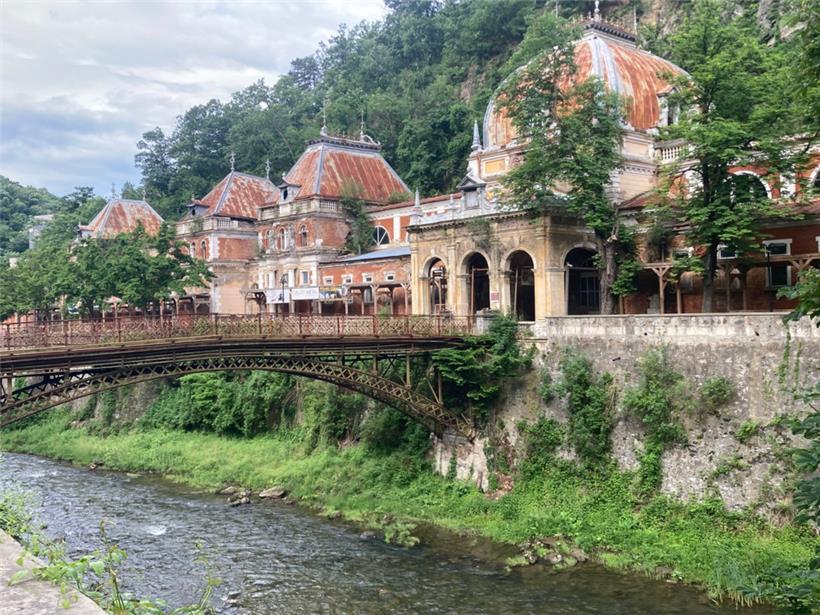 An den alten Mauern des einst mondänen Kaiserbades nagt der Zahn der Zeit
