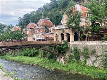 An den alten Mauern des einst mondänen Kaiserbades nagt der Zahn der Zeit

