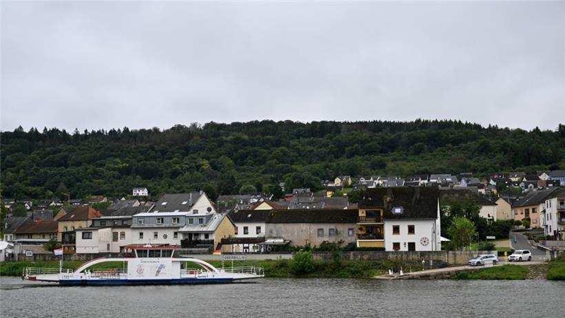 An den jeweiligen Ufern wird die Fähre sehnlichst erwartet