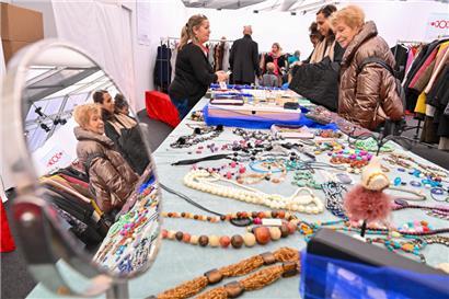 An den zahlreichen Ständen lockte ein breites Angebot an Geschenkartikeln, Secondhand-Ware, Künstlerarbeiten und traditionelle Handwerkskunst
