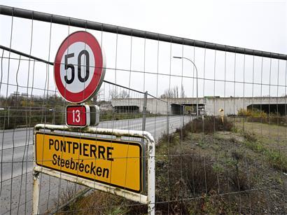 Baustelle an der A4 Richtung Esch am Wochenende mit Absperrungen und Baustellenfahrzeugen