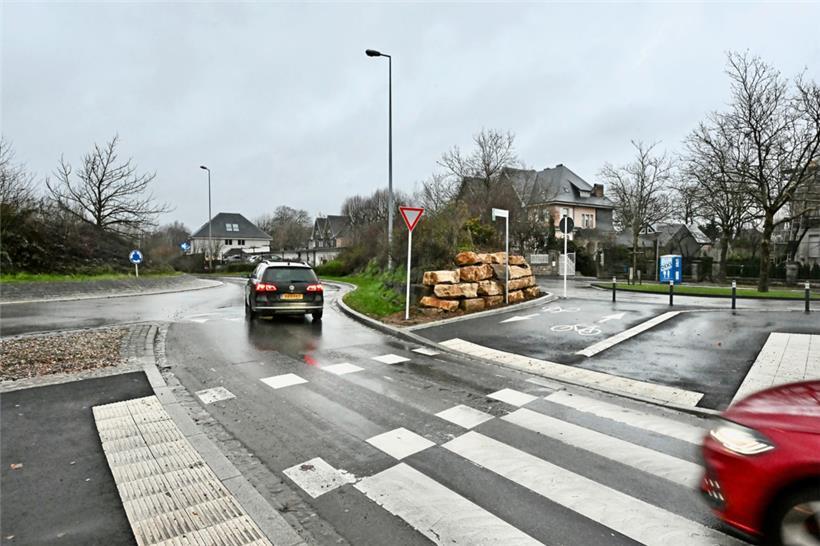 An der Bessemer-Straße endet sie abrupt: die neue Escher Fahrradherrlichkeit. Immerhin aber gibt es ein Schild in Richtung „Vëlodukt“.
