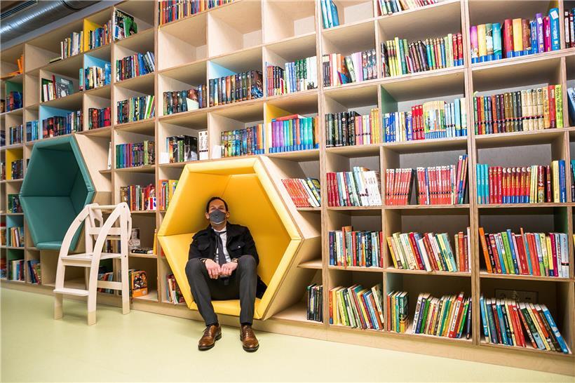 An der Bibliothek findet nicht nur Bürgermeister Dan Biancalana gefallen: Hier können es sich die zukünftigen Leseratten bequem machen
