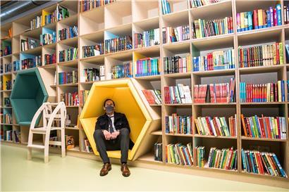 An der Bibliothek findet nicht nur Bürgermeister Dan Biancalana gefallen: Hier können es sich die zukünftigen Leseratten bequem machen
