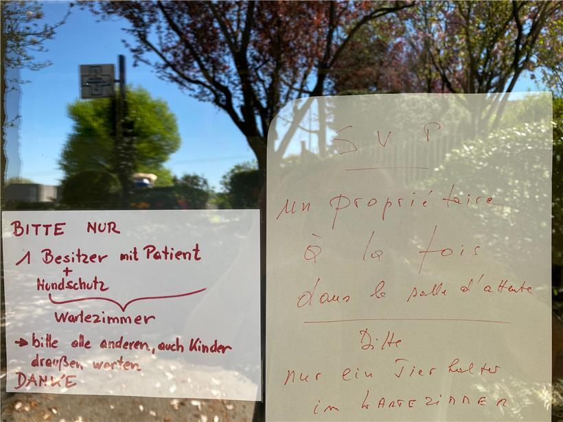 An der Eingangstür wird an die neuen Zugangsregeln erinnert