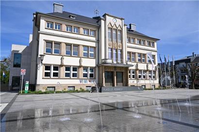 An der Fassade der Petinger Gemeinde prangen auch die Wappen der Partnergemeinden
