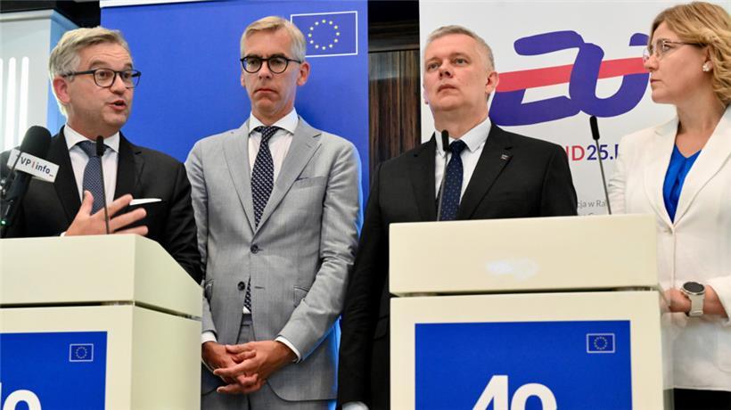 An der Feier in Schengen nahmen unter anderem der EU-Innenkommissar Magnus Brunner, Luxemburgs Innenminister Léon Gloden, der polnische Innenminister Tomasz Siemoniak sowie die EU-Kommissarin Henna Virkkunen teil
