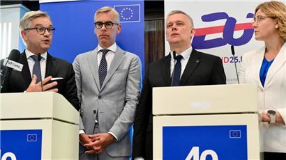 An der Feier in Schengen nahmen unter anderem der EU-Innenkommissar Magnus Brunner, Luxemburgs Innenminister Léon Gloden, der polnische Innenminister Tomasz Siemoniak sowie die EU-Kommissarin Henna Virkkunen teil
