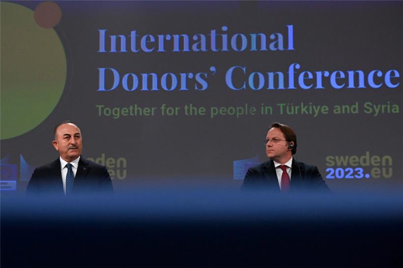 An der Geberkonferenz nahmen ebenfalls der türkische Außenminister Mevlut Cavusoglu (l.) sowie der EU-Kommissar für humanitäre Hilfe und Krisenschutz, Janez Lenarcic, teil
