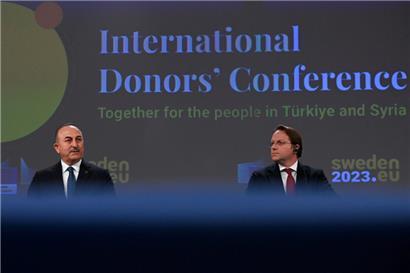 An der Geberkonferenz nahmen ebenfalls der türkische Außenminister Mevlut Cavusoglu (l.) sowie der EU-Kommissar für humanitäre Hilfe und Krisenschutz, Janez Lenarcic, teil
