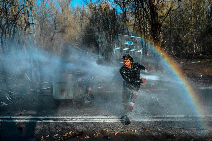 An der Grenze gehen griechische Polizisten gewaltsam gegen Migranten und Flüchtlinge vor, denen die Türkei zuvor erzählt hatte, der Weg in die Europäische Union sei frei
