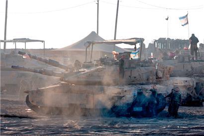 An der Grenze zum Gazastreifen warten israelische Panzer auf ihren Einsatz im Kriegsgebiet
