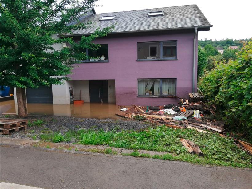 An der Hausfassade lässt sich gut erkennen, wie hoch das Wasser gestiegen ist