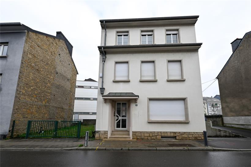 An der Haustür hängt die Genehmigung für den Abriss des Gebäudes