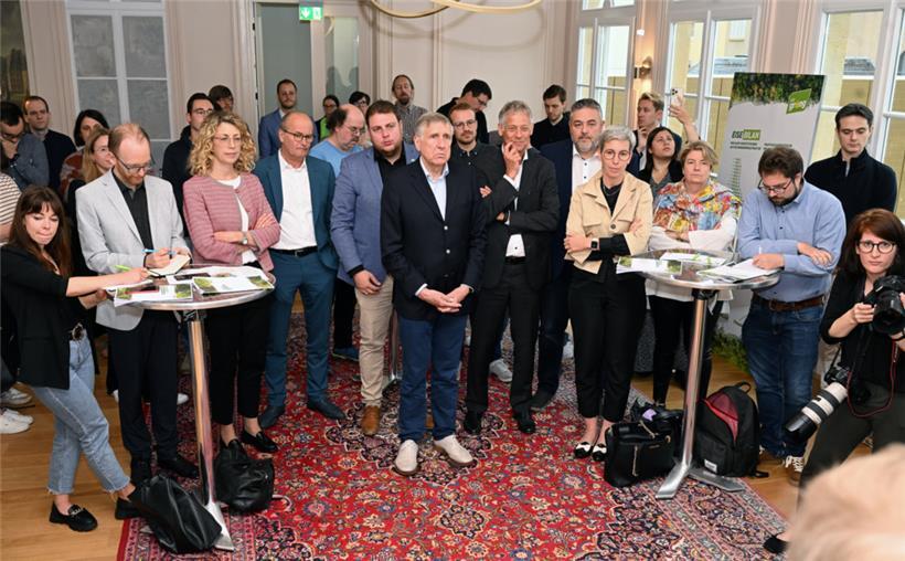 An der Pressekonferenz nahmen auch die grünen Minister teil
