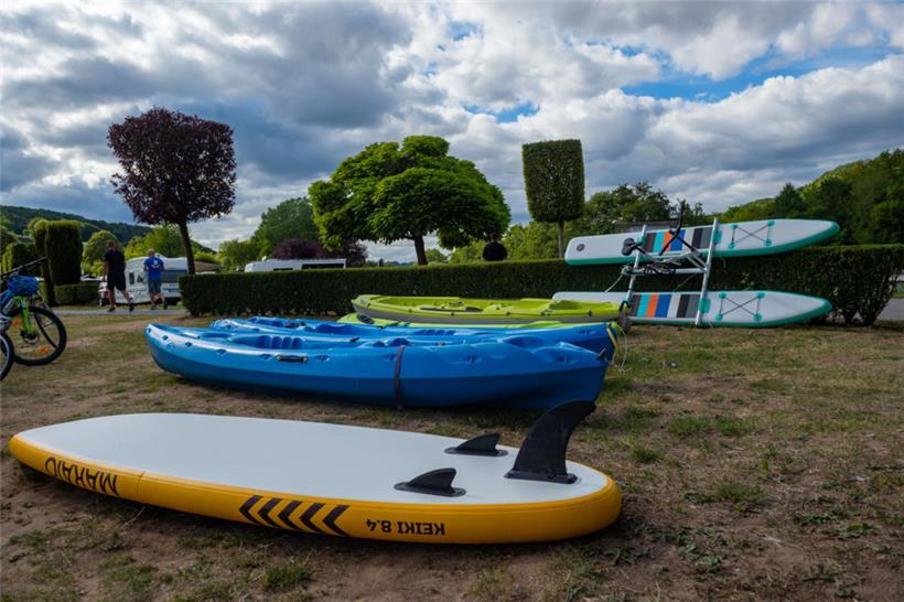 An der Rezeption können Kajaks und Stand-up-Paddelbretter ausgeliehen werden