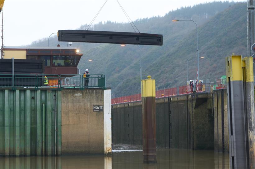 An der Schleuse Müden wird am Revisionsverschluss gearbeitet, der es ermöglicht, an der defekten Schleuse Notschleusungen durchzuführen
