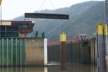 An der Schleuse Müden wird am Revisionsverschluss gearbeitet, der es ermöglicht, an der defekten Schleuse Notschleusungen durchzuführen
