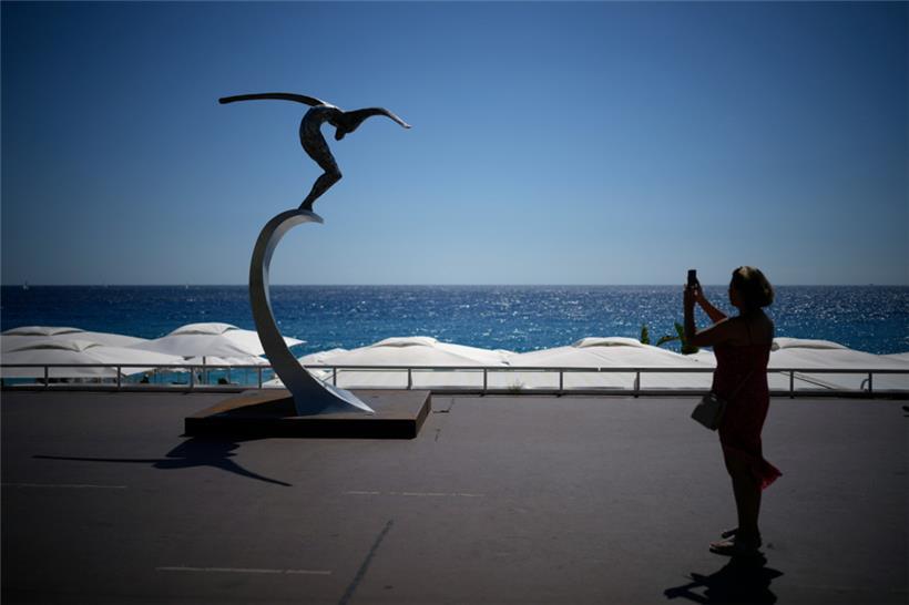 An der Strandpromenade an der Côte d’Azur erinnert das Denkmal „Engel der Bucht“ (L’Ange de la Baie) von Jean Marie Fondacaroan an die 86 Opfer des Anschlags von Nizza
