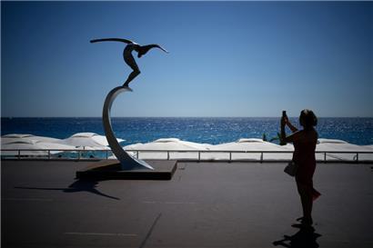 An der Strandpromenade an der Côte d’Azur erinnert das Denkmal „Engel der Bucht“ (L’Ange de la Baie) von Jean Marie Fondacaroan an die 86 Opfer des Anschlags von Nizza
