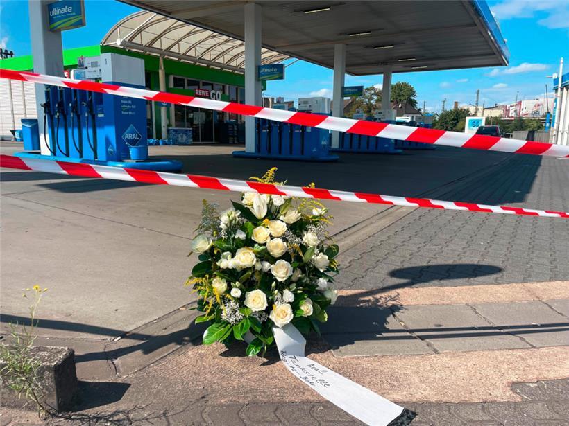An der Tankstelle, an der nach einem Überfall ein Polizist getötet wurde, haben Mitarbeiter einen Kranz niedergelegt
